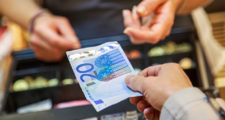 Euro dhe dollari nuk njohin limite, shenojne renien me te madhe historike